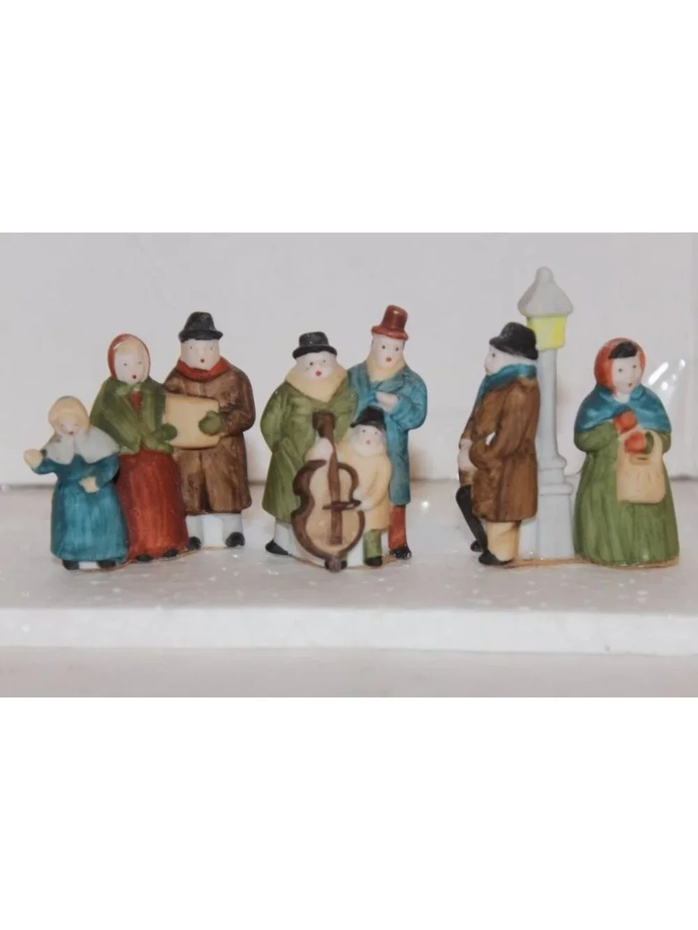 Dept 56 Dickens Village - Dickens Carolers 1st Ed White Lamppost